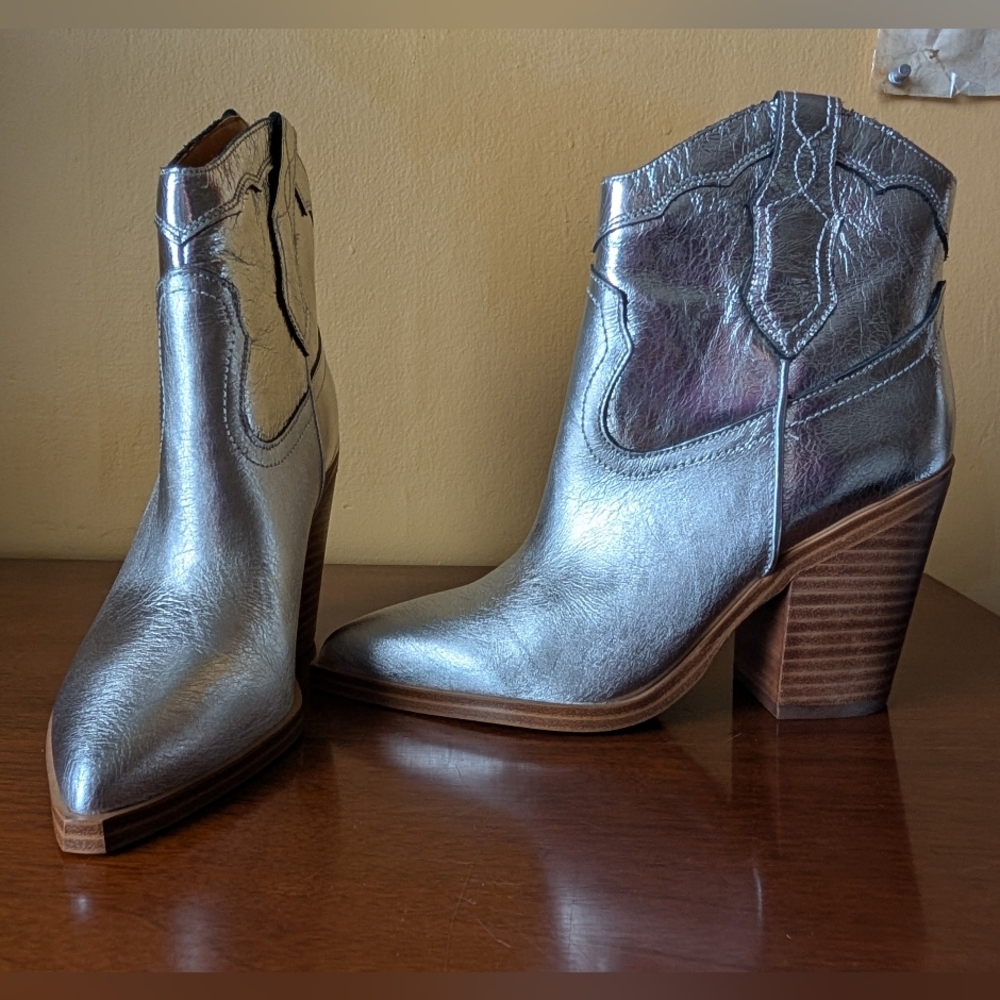 Marc Fisher Gona Women's Bootie in Metallic Silver Like New Sz 5M - Picture 2 of 8